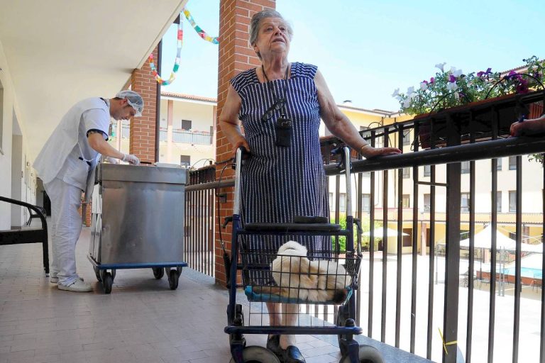 Una anziana ospite di una Rsa (foto Agenzia Fotogramma)