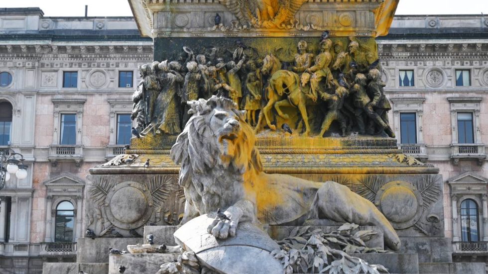 La statua equestre di Vittorio Emanuele II in piazza Duomo a Milano imbrattata di vernice (foto Agenzia Fotogramma)