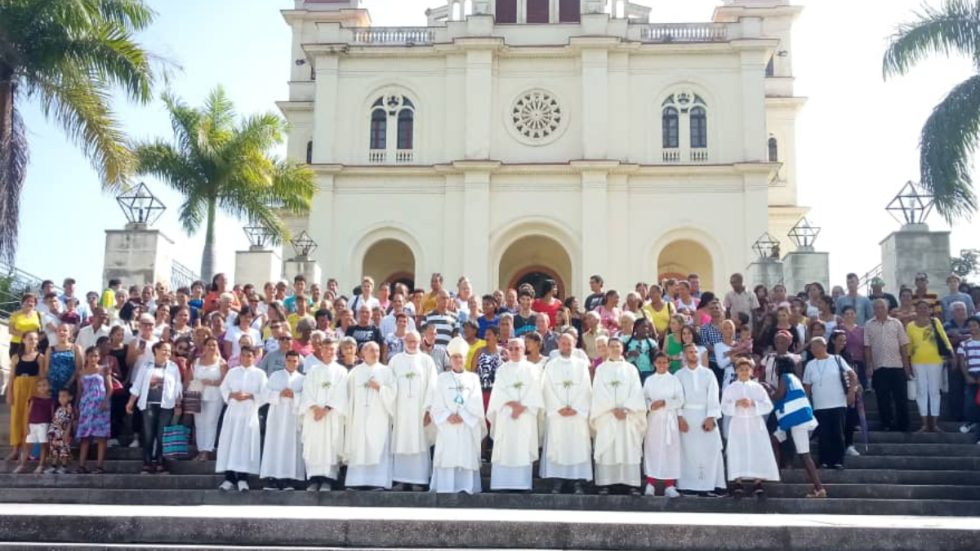 Mons. Mario Delpini con i parrocchiani al santuario di El Cobre, Cuba