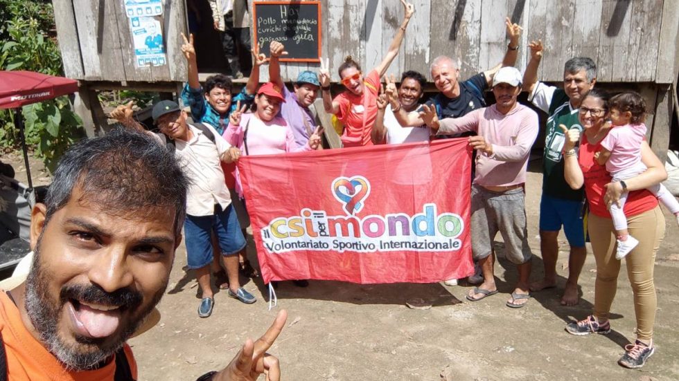 Foto di gruppo dei volontari del Csi e dei «fidei donum» ambrosiani a Pucallpa