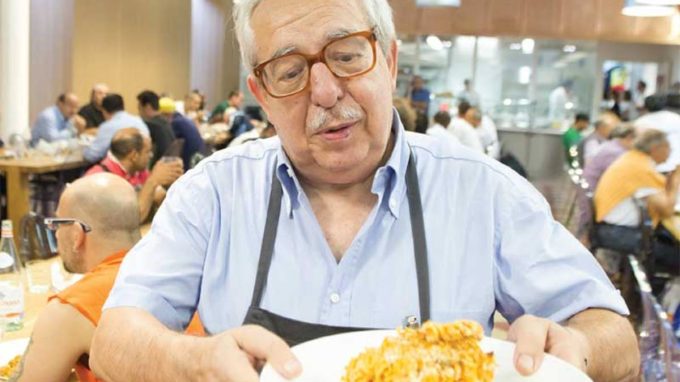 Anziani a Milano, contro la solitudine al Refettorio «Il pranzo è servito»