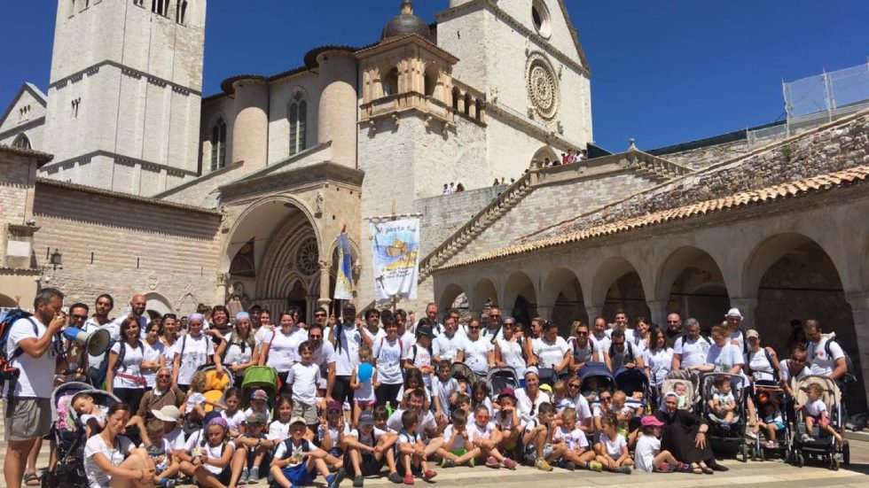 Le famiglie partecipanti alla Marcia del 2019 davanti alla Basilica di San Francesco ad Assisi