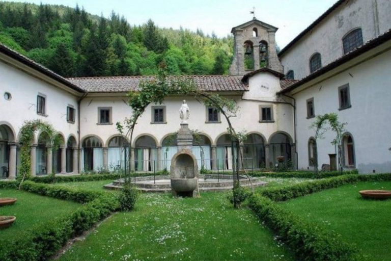Il chiostro interno del Monastero di Camaldoli