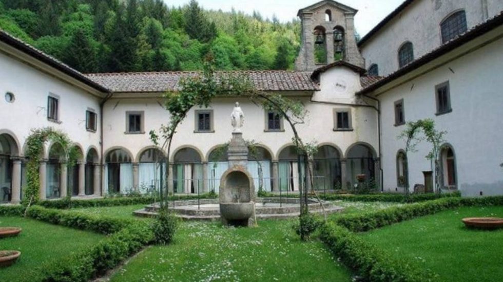 Il chiostro interno del Monastero di Camaldoli