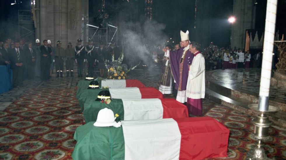 Il cardinale Martini benedice le salme delle cinque vittime