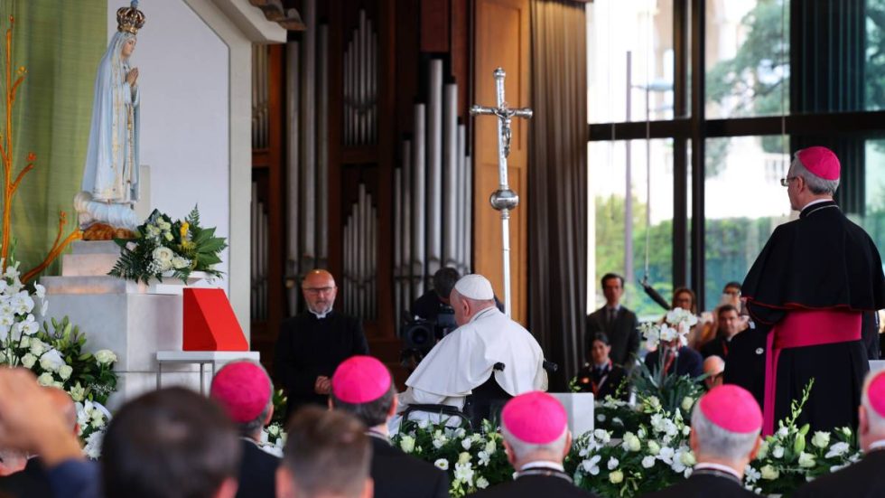 Papa Francesco raccolto in preghiera davanti alla statua della Madonna (foto Flickr)