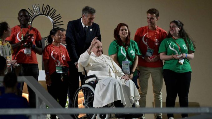 Papa Francesco ai giovani: «Camminiamo nella speranza, tenendoci per mano»