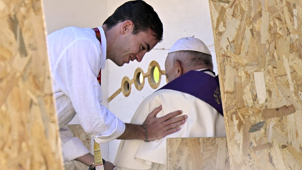 Papa Francesco confessa un giovane alla Gmg (foto Vatican Media / Sir)