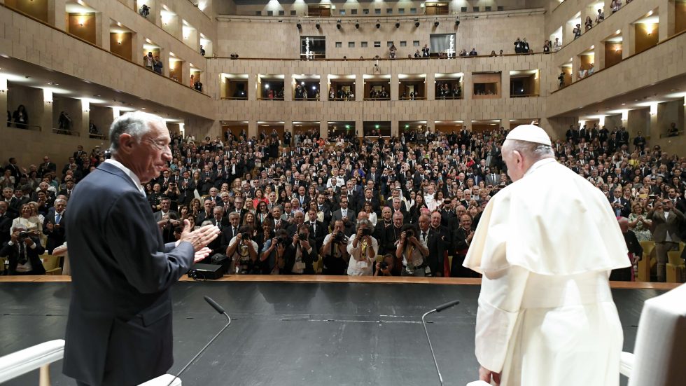 DSC2936 Il saluto delle autorità a papa Francesco (foto Vatican Media / Sir)