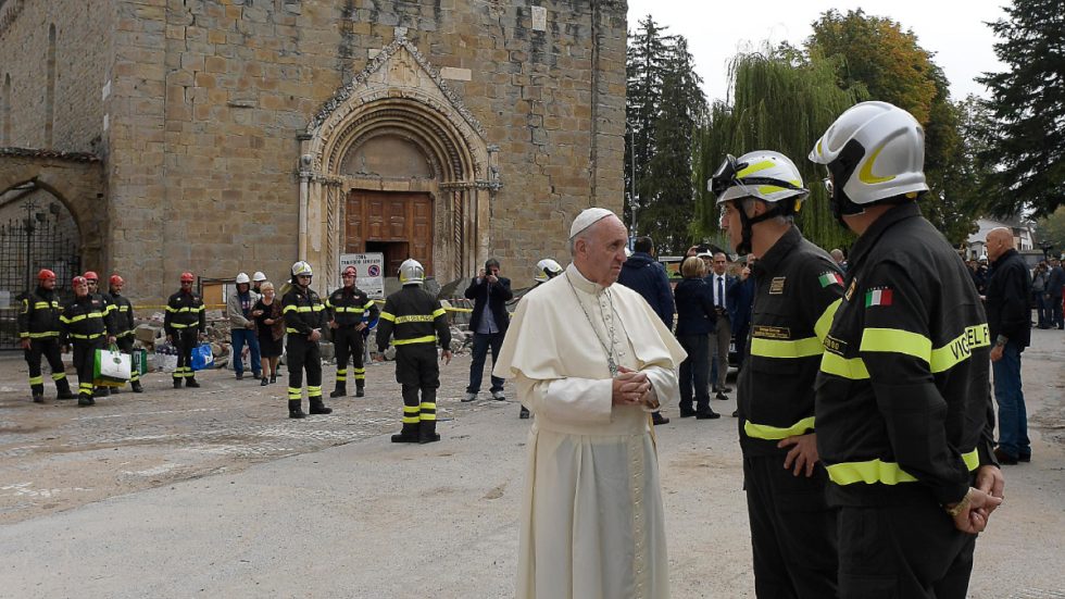 Papa Francesco in visita ad Amatrice il 4 ottobre 2016 (foto AgenSir)