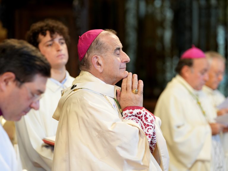 Mons. Delpini in un momento di preghiera