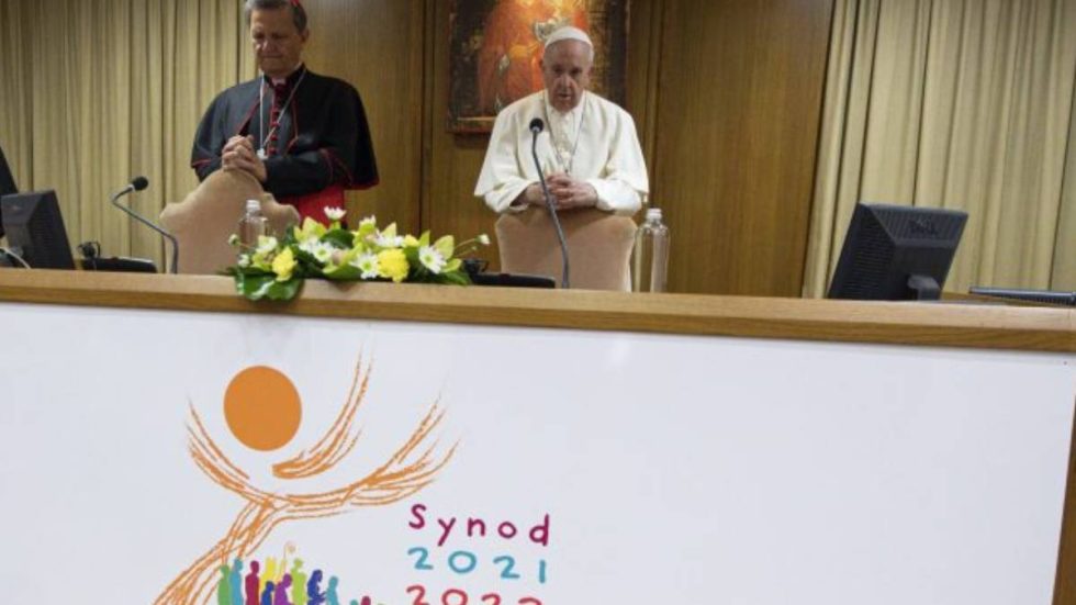 Papa Francesco in un incontro all'inizio del Sinodo