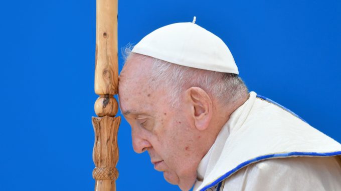 Il Papa: «In Europa ci si può ammalare di passioni tristi, c’è bisogno di un sussulto di umanità»