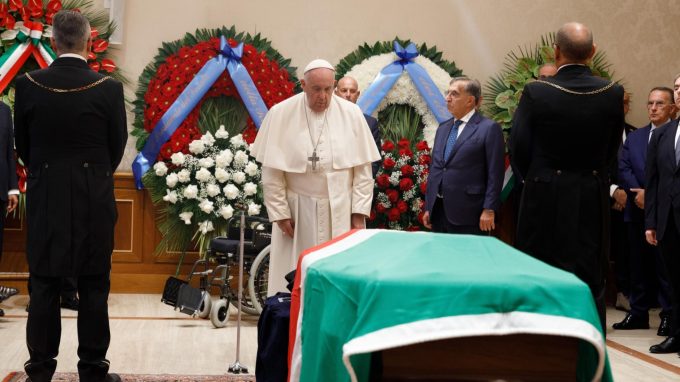 L’omaggio del Papa al feretro di Napolitano
