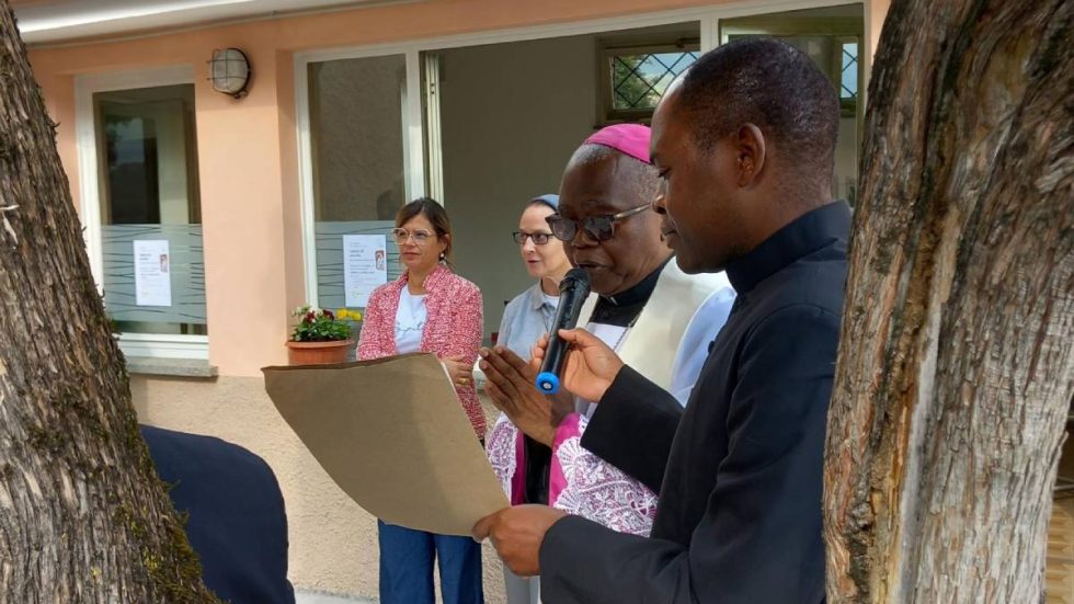 La benedizione da parte del Vescovo della Tanzania