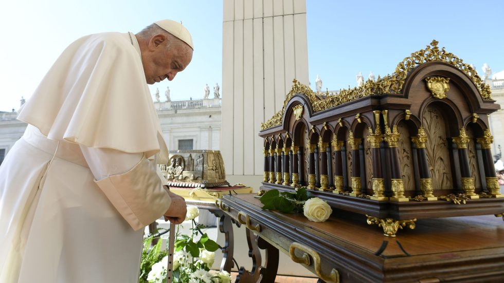 Vaticano, 7 giugno 2023: Papa Francesco depone una rosa bianca davanti le reliquie di Santa Teresa di Lisieux (Foto Vatican Media/SIR) 