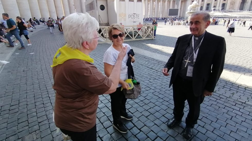 L'Arcivescovo a colloquio con due fedeli varesine in Piazza San Pietro 