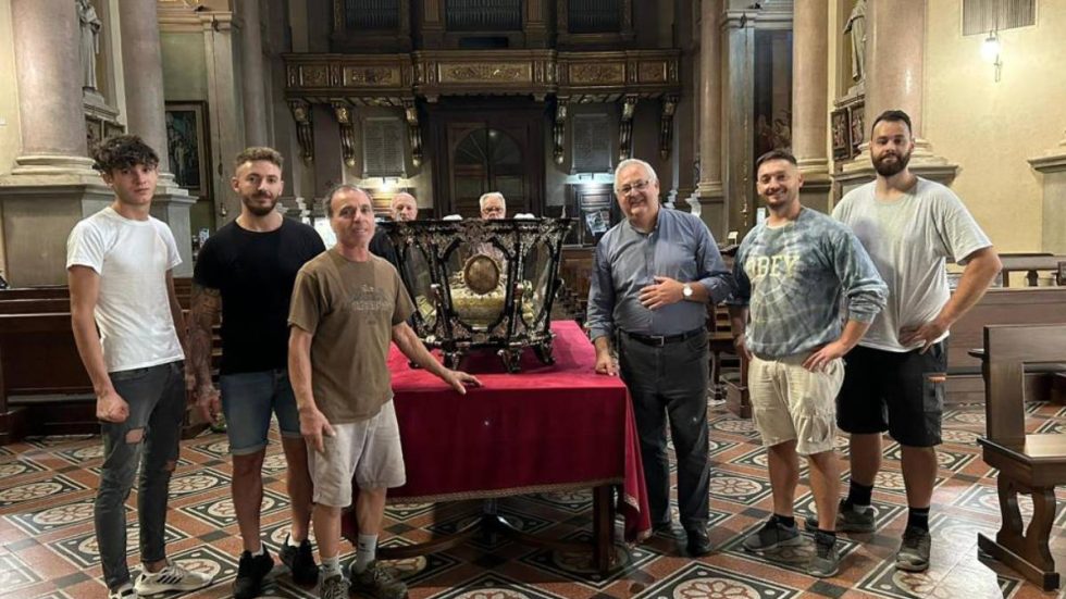 IMG-20231013-WA0010 La teca a Monza: al centro, il parroco don Massimo Gaio con alcuni giovani volontari della parrocchia