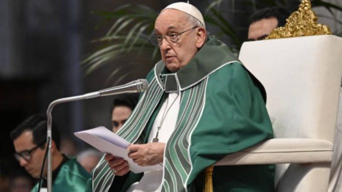 Il Papa: «Adorare Dio e amare i fratelli è la grande riforma della Chiesa»
