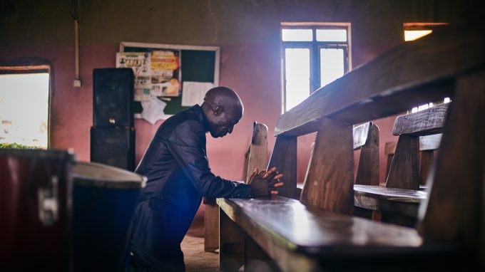 Pastore Zachariah mentre prega nella sua chiesa in Nigeria