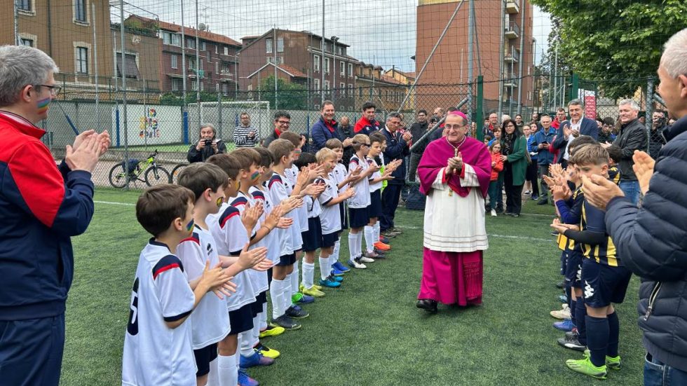 L'Arcivescovo tra i giovanissimi calciatori del San Giorgio in Dergano e del Real Affori in occasione del “derby della Bovisa” del maggio scorso 