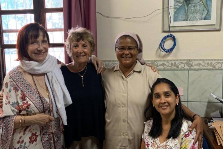 Suor Leticia (al centro) con alcune rappresentanti dell'Associazione Amici di Monsignor Aristide Pirovano durante una loro visita a Marituba