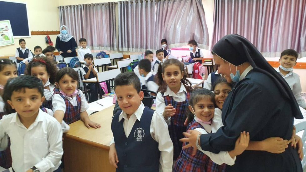 Suor Nabila Saleh con gli alunni (foto Gaza Rosary’s school)