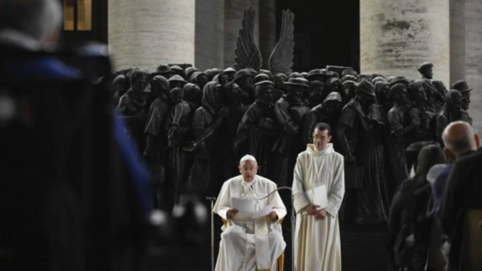 Il Papa durante la preghiera (foto Vatican Media / Sir)