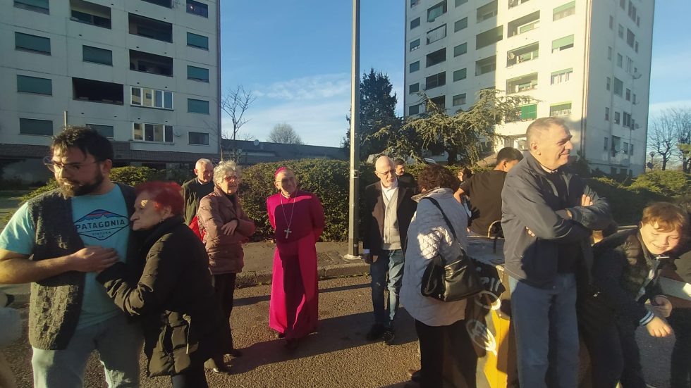 La visita dell'Arcivescovo alle case di via Quarti, zona in cui si sono concentrate le azioni del progetto «Parrocchie e periferie»