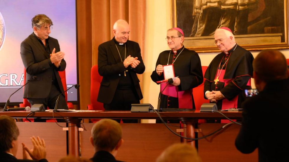 La consegna del Premio all'Arcivescovo (foto Enrique Dominguez)