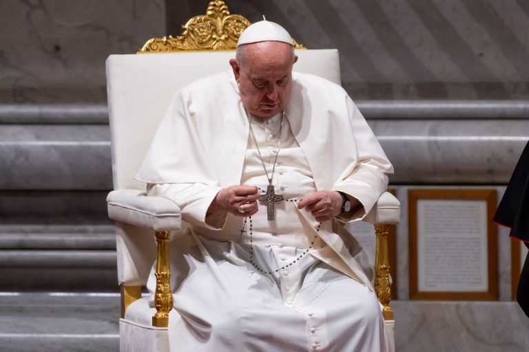 Vaticano, 27 ottobre 2023:  Papa Francesco alla preghiera per la pace nella Basilica di San Pietro (foto SIR/Marco Calvarese)