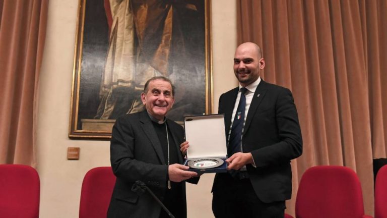 L'Arcivescovo con Marco  Riva, presidente del Coni Lombardia
