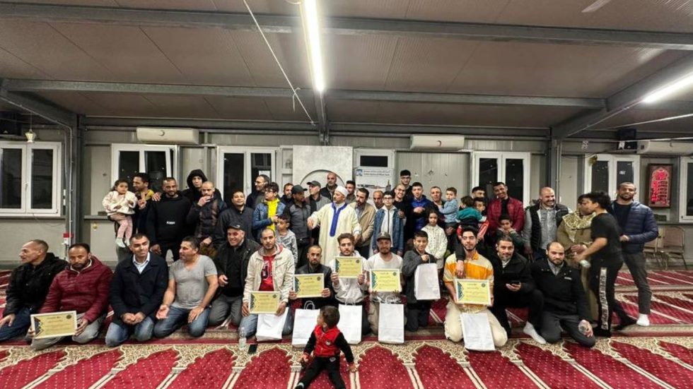 La comunità islamica di Sesto San Giovanni riunita nella moschea (dalla pagina Fb della comunità)  