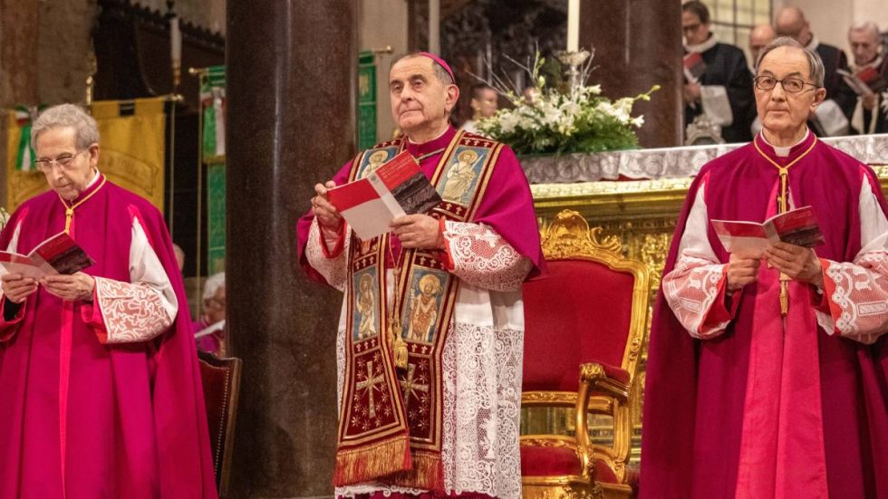 L'Arcivescovo all'inizio della celebrazione dei Vespri