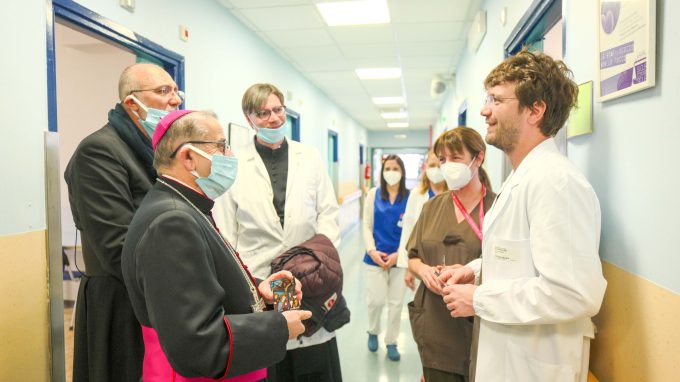 Delpini al Policlinico: «Davanti all’eccesso del male l’amore esagerato di Dio»