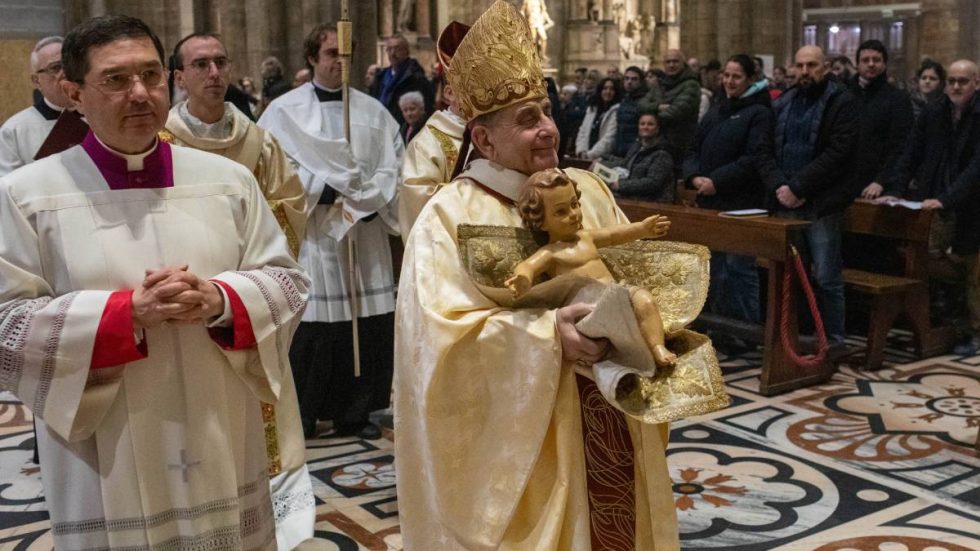L'Arcivescovo porta Gesù Bambino all'altare (Agenzia Fotogramma)
