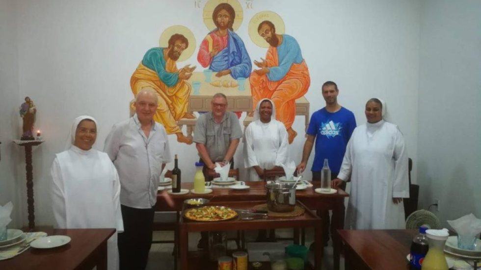 Da sinistra a destra, don Walter Cazzaniga, padre Marco Bennati (missionario del Pime) e don Davide Chiaramella