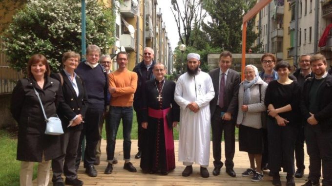 L’Arcivescovo con Mahmoud Asfa (sesto da destra), in un incontro durante la visita pastorale al Decanato San Siro