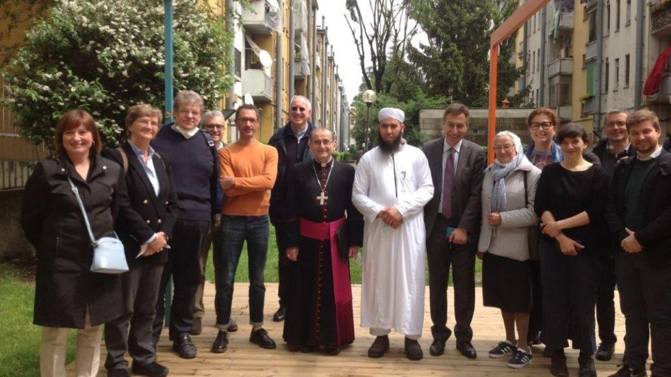 L'Arcivescovo con Mahmoud Asfa (sesto da destra), in un incontro durante la visita pastorale al Decanato San Siro
