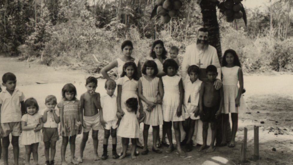 Monsignor Pirovano con alcuni bambini a Macapà