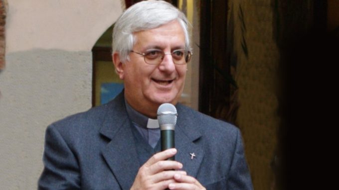Monsignor Cesena parla ai politici a Erba