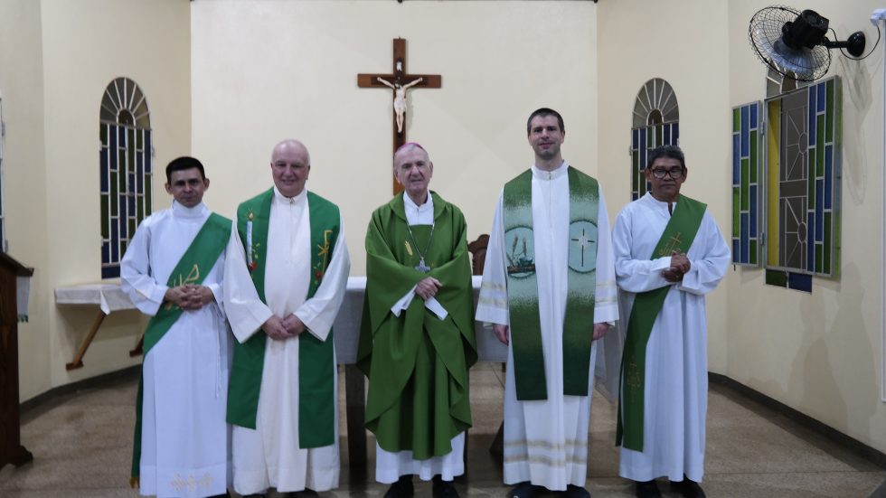 Al centro il Vescovo di Macapà con don Walter Cazzaniga (a sinistra) e don Davide Chiaramella (a destra)