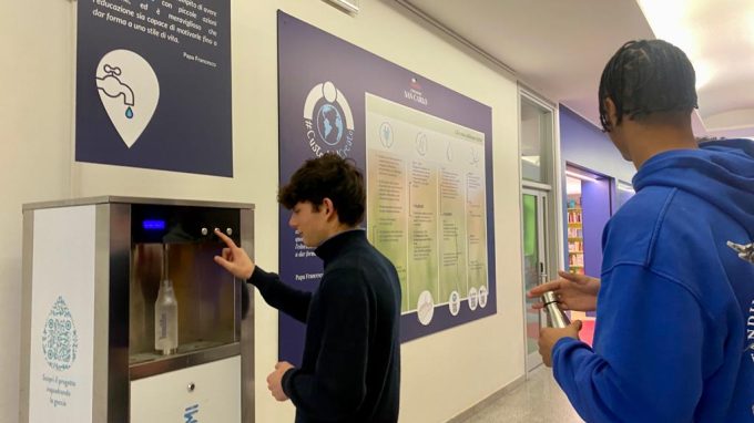 Al San Carlo tutti a scuola con la borraccia “sostenibile”