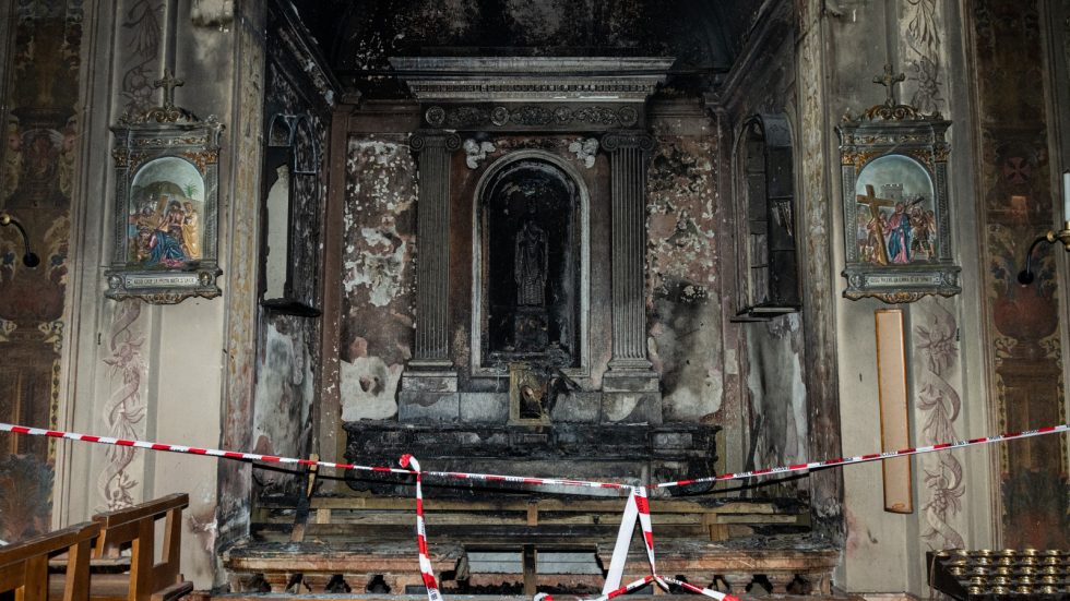 La cappella danneggiata dall'incendio