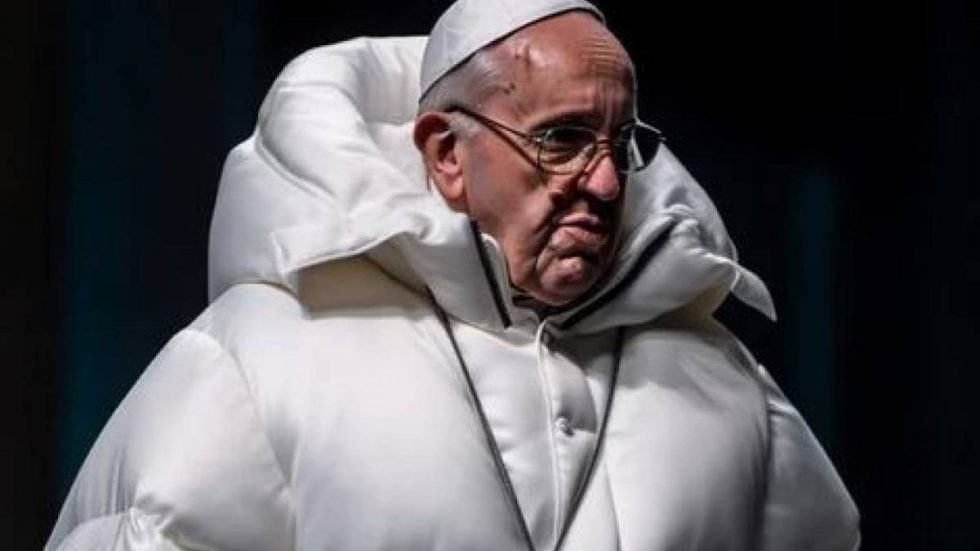 Una “fake-photo” di papa Francesco
