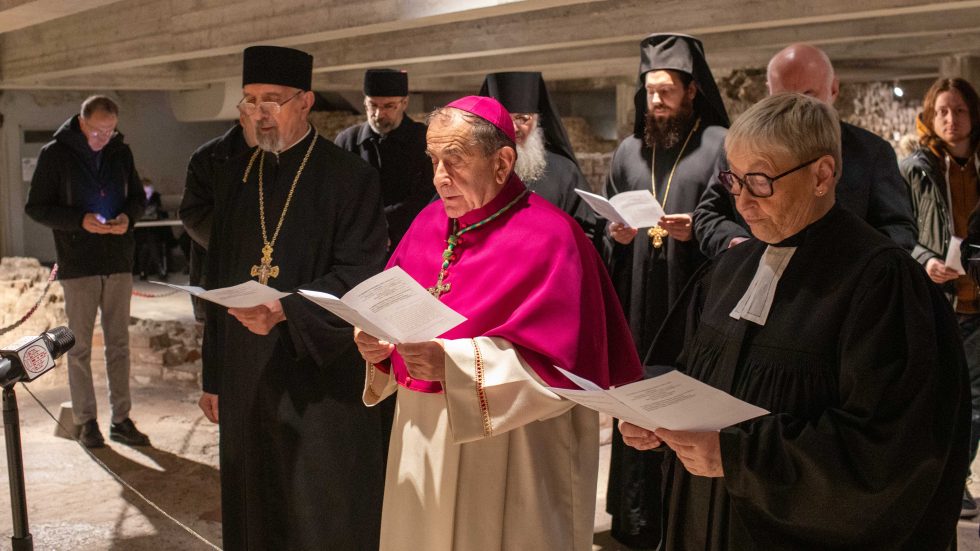 Un momento della preghiera (Agenzia Fotogramma)