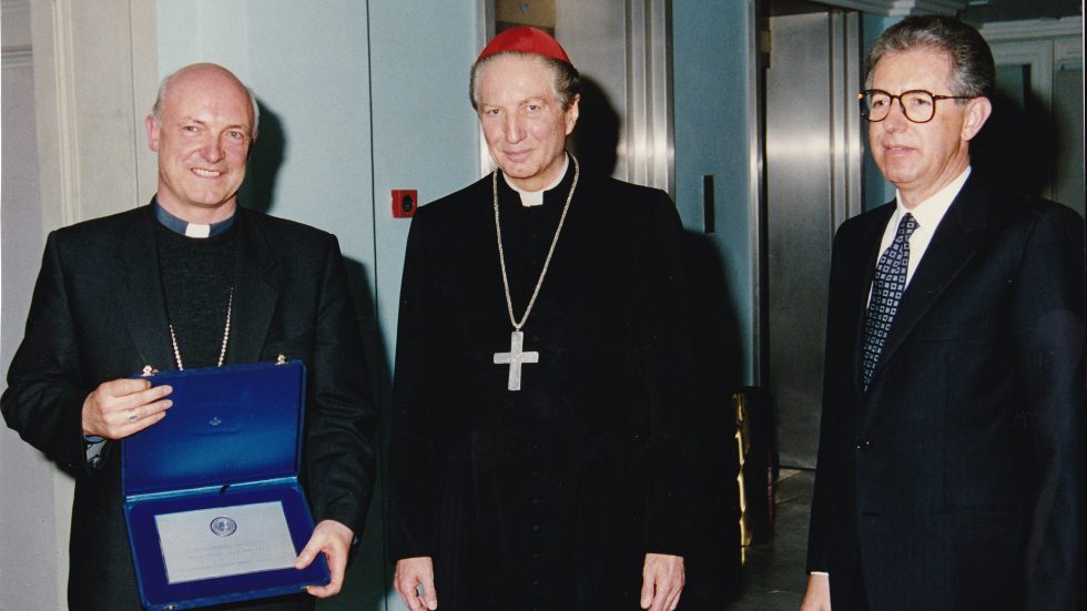 Monsignor Giudici con il cardinale Martini e Mario Monti in occasione del riconoscimento di Bocconiano dell'anno (1993)