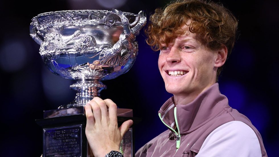 Jannik Sinner con il trofeo dell'Australian Open (foto Fb Jannik Sinner Group)