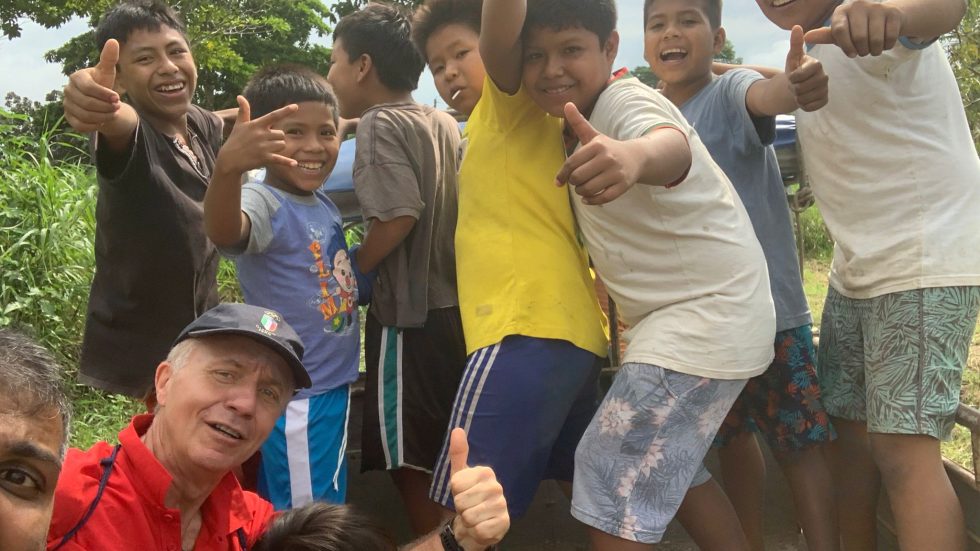 Massimo Achini con alcuni giovanissimi peruviani