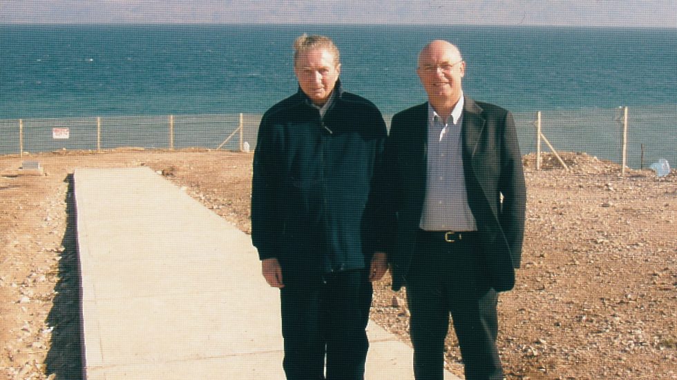 Monsignor Giudici con il cardinale Martini sul Mar Morto nel 2004